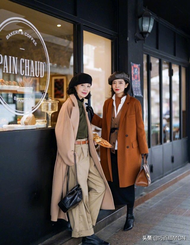 三木母女俩穿衣很时尚很有气质,三木母女最近时尚搭配颗粒绒大衣