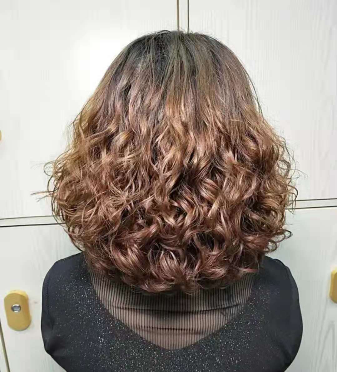 50岁女人洋气减龄短卷发型,50岁短发小卷满头烫