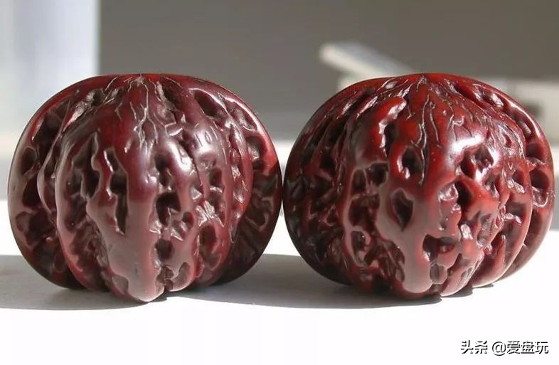 核桃盘红的正确方法,核桃盘玩多久能变牛筋红