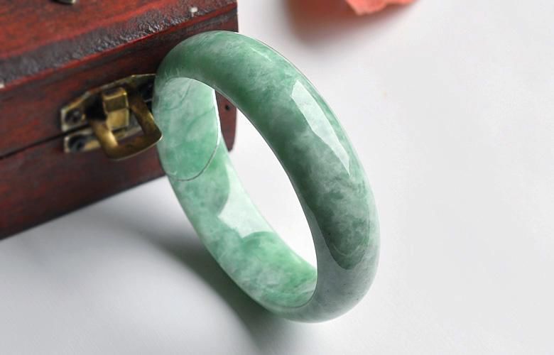 韩商言后妈家传的满绿翡翠手镯价值一千几百万，现实中价值几何