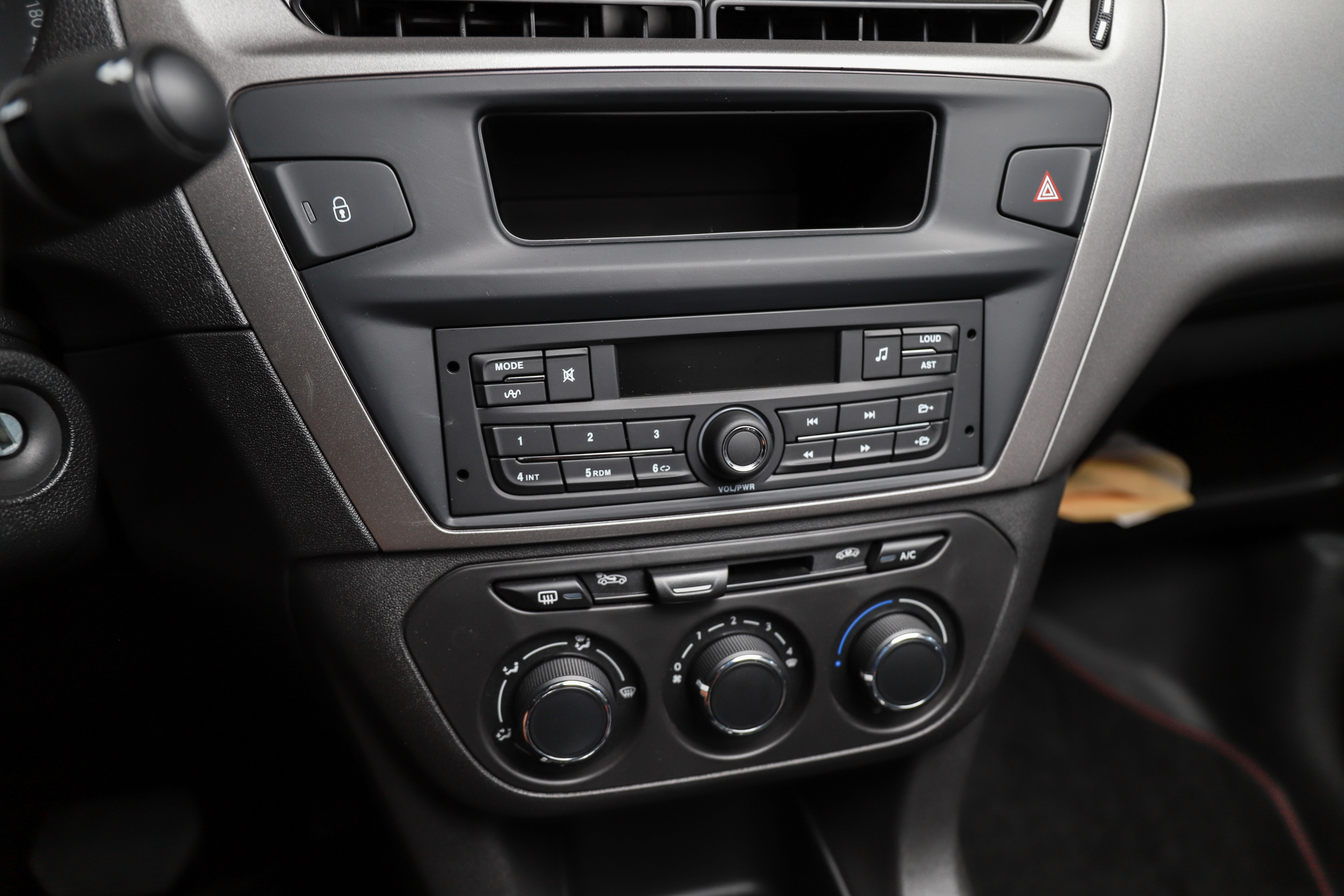 飞度和爱丽舍哪个值得买,雪铁龙爱丽舍对比飞度