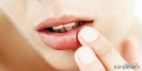 食指背面有裂口又疼又痒怎么回事,为什么食指的手指尖侧面总是裂口