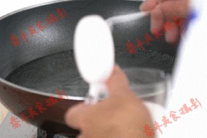 一口吃掉爆辣金针菇这样才叫过瘾,好吃到爆的变态辣金针菇