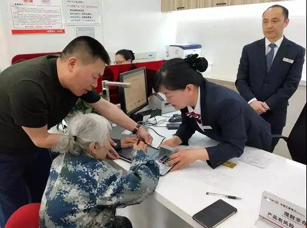 中国首位女空降兵捐款千万,中国首位跳伞女兵再捐七百万