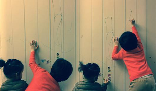 小孩爱在墙上乱画刷什么漆,孩子在墙上乱画怎样才能去除蜡笔