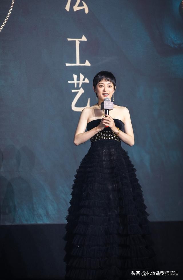 孙俪身材太惊艳，穿抹胸蛋糕裙一点都不性感，胸前无“料”还敢秀