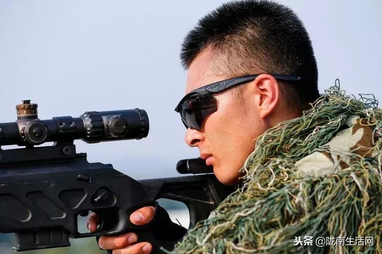 侯旭波军旅人生,侯旭波武警战士提干