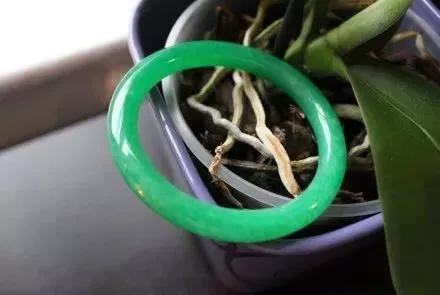 怎么买玉镯才能不会被坑,你的翡翠手镯买亏了吗