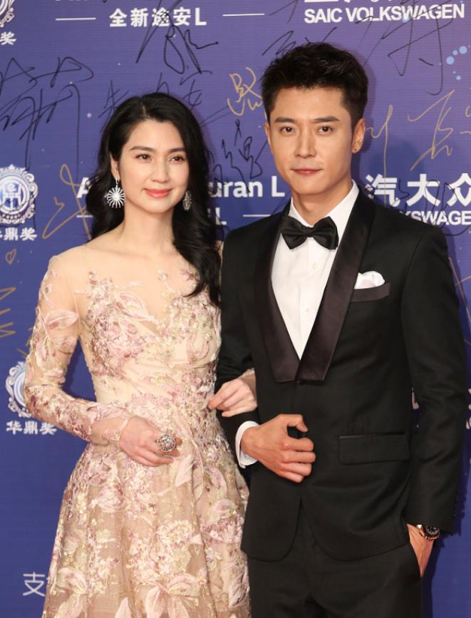 48岁洪欣素颜走机场,洪欣穿什么裙子好看