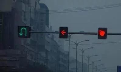 红绿灯处如何掉头才不会被扣分,开车掉头怎么看能不能过去