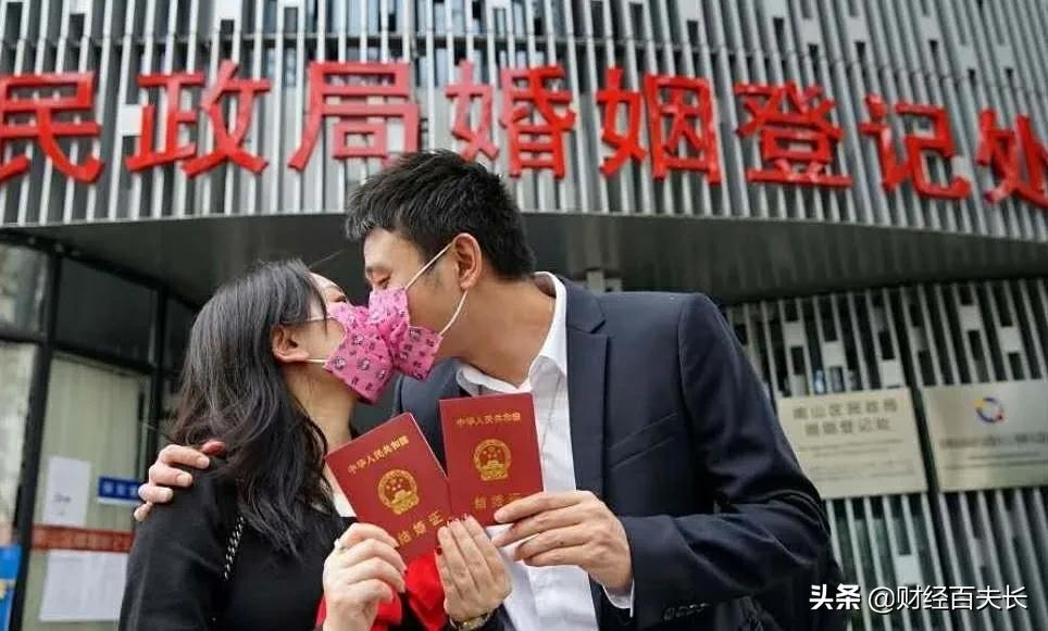 报复性消费不来了，但结婚潮会：婚纱订单暴涨280%，影楼档期扎推