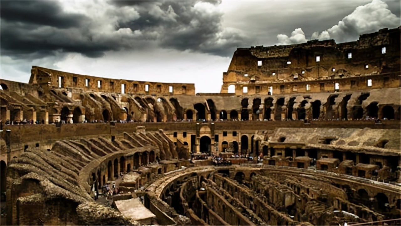 当古罗马被传染病*躏蹂**时,王公贵族避之不及,宗教趁机做了救世主