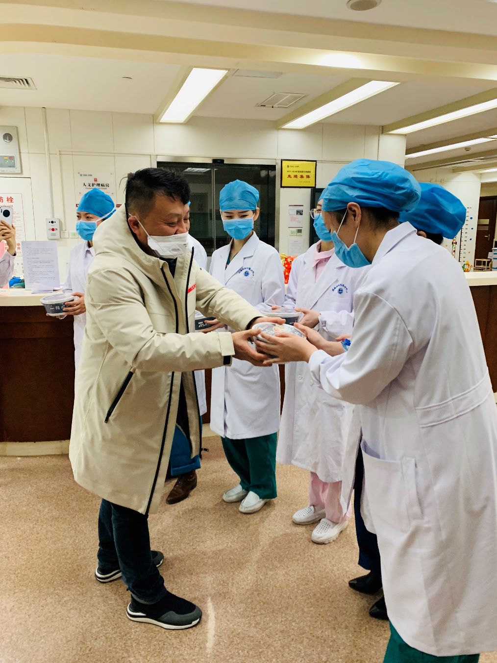 75岁老医生坚守抗疫一线,73岁大爷给抗疫一线奶奶送饭