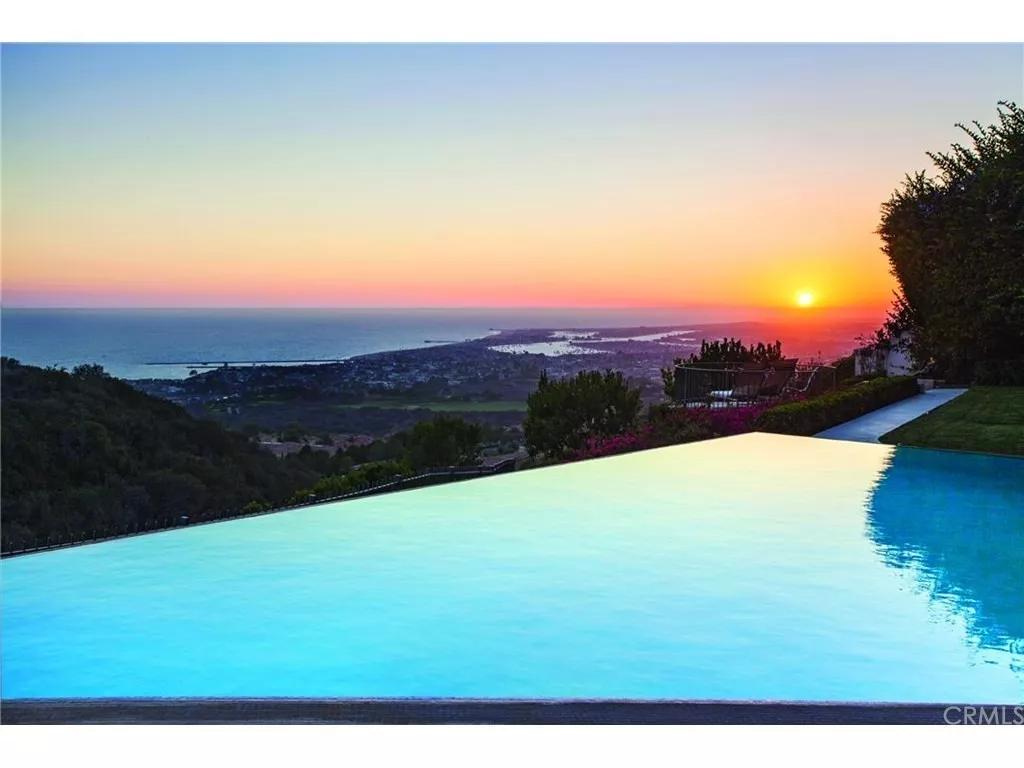 开车进故宫空姐被扒！溥仪都要买票，特朗普也须步行，你凭啥？