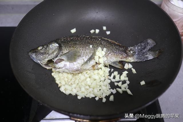 煎鱼皮怎么不会粘,煎鱼皮不破