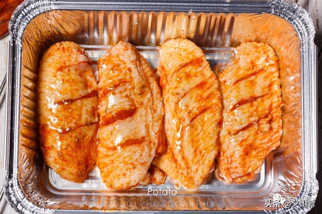 腌制一下丢锡纸盒里，坐等吃鸡~翅膀