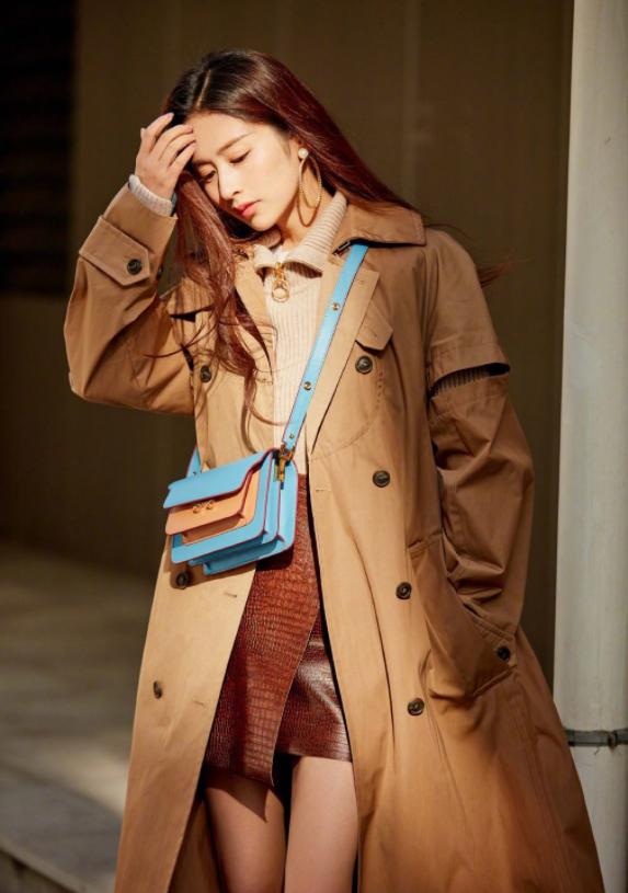 秋冬别总穿裤子了,今年流行“大衣+皮裙”,时髦显贵还很保暖