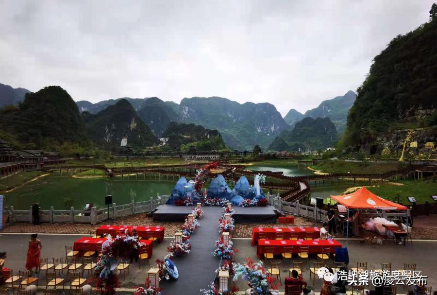 在国家4*级A**景区举行婚礼是一种怎样的体验？浩坤湖景区户外婚礼|让爱回归自然~