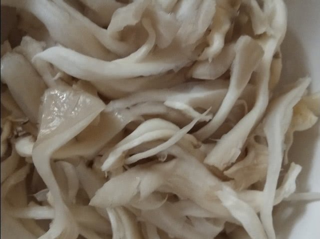 酥炸平菇的家常做法,酒店炸平菇脆脆的做法