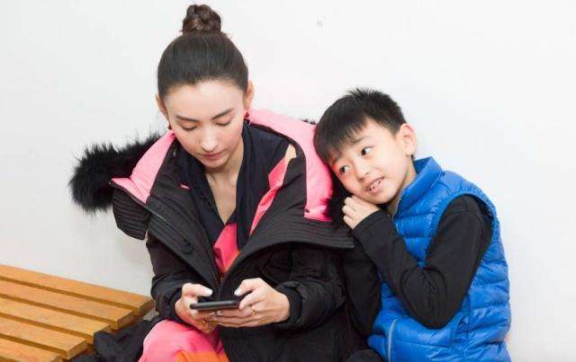 张柏芝推荐的小孩衣服,张柏芝带两个儿子去买学习用品