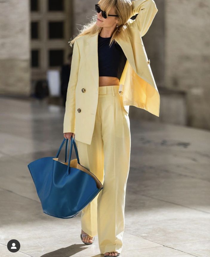 孙艺珍郑丽媛同步营业该看谁？小孩才做选择她们的西装我都要