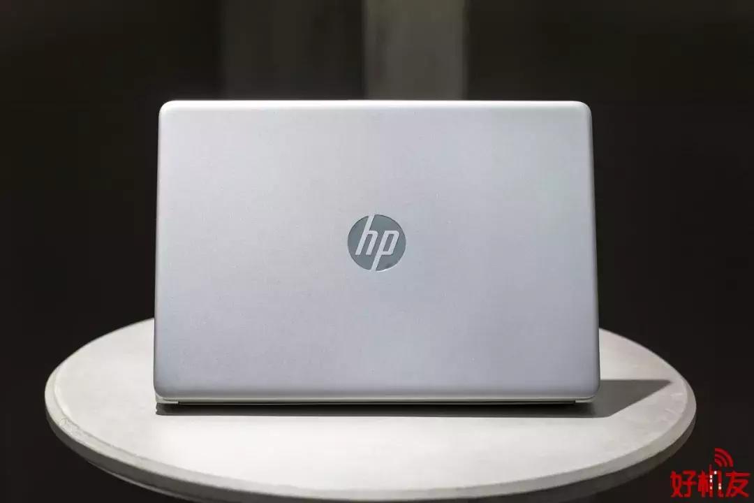 来面试的小姐姐拿出了一款新版笔记本，我去了解了一下……