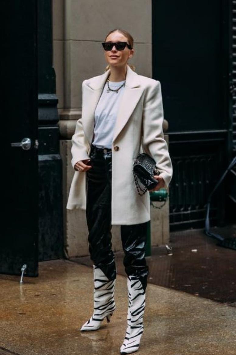 冬季显瘦裤子配靴子,现在还流行打底裤配靴子吗