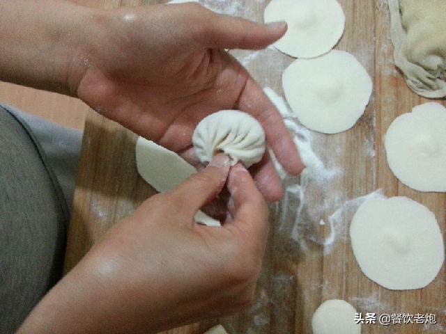 最简单包包子手法教程,教学简单包子的包法慢动作