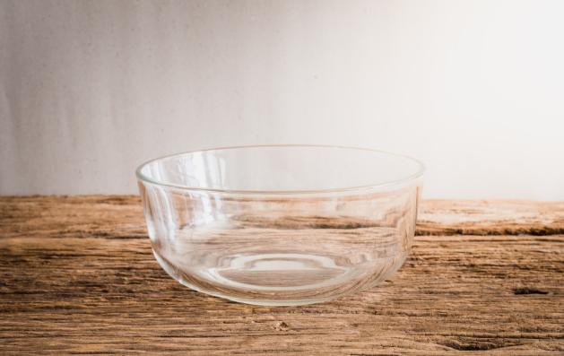 陶瓷碗引发小孩白血病,1岁娃娃被喂出白血病碗里面