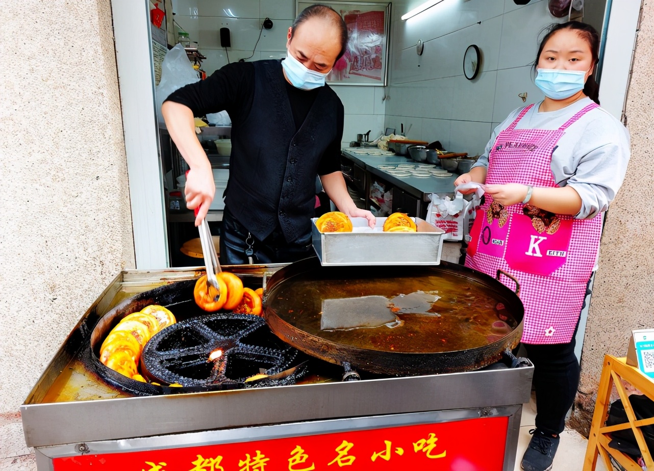 武汉霸气小吃店:只有3种美食,6元一个,已开30年每天都排队