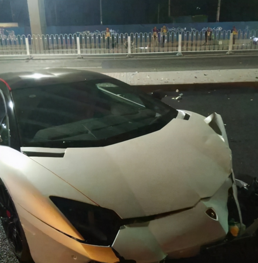 开车跌落悬崖被救,开车滚下山坡被人救起