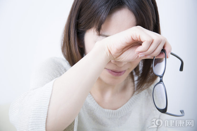 眼白有白色凸起物会影响视力吗,眼睛的眼白上有小黑点是怎么了