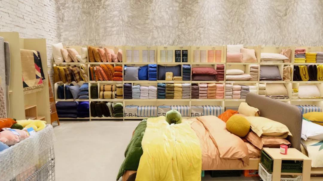 prada跟nike联名海报,pradanike合作款