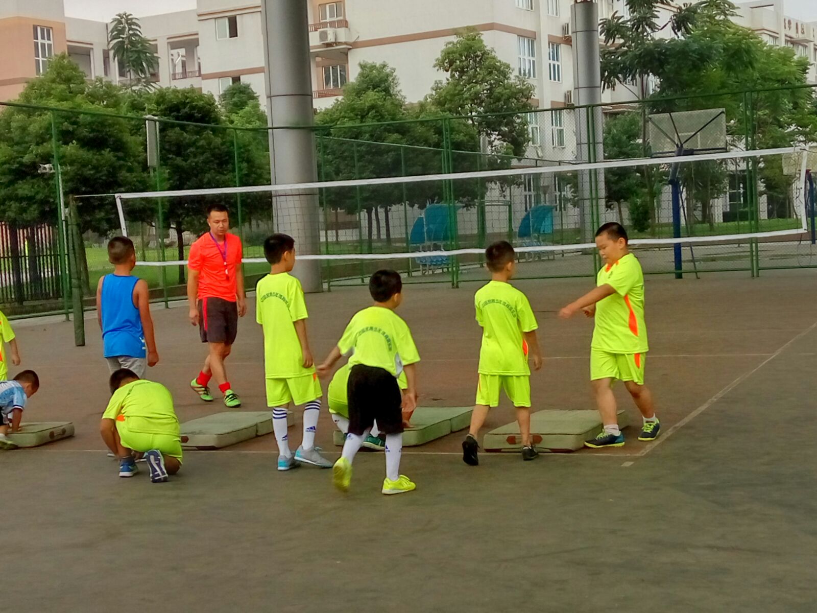 小小少年足球教学,青少年足球成长之路