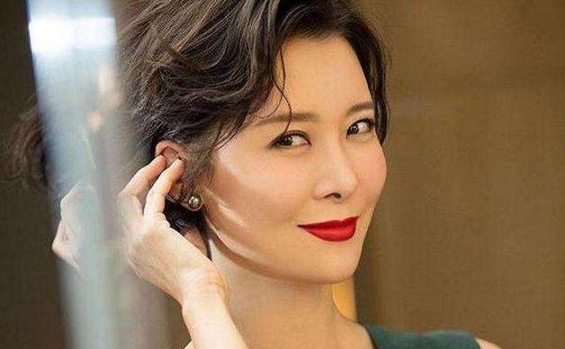 因“重男轻女”而自杀，拍全裸写真的“鬼后”王小凤：为何抑郁？