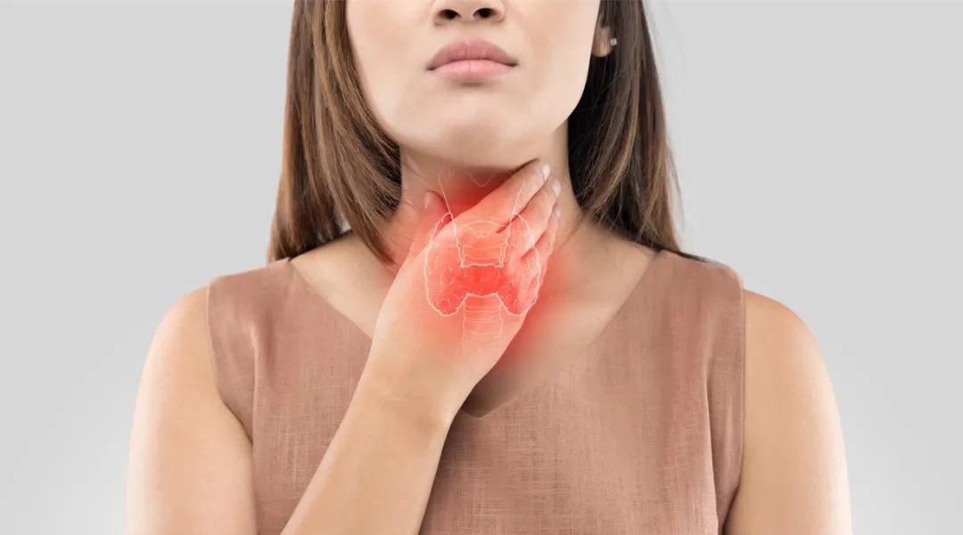 睡醒一觉嗓子干怎么回事,一觉睡醒嗓子又干又痛是怎么回事