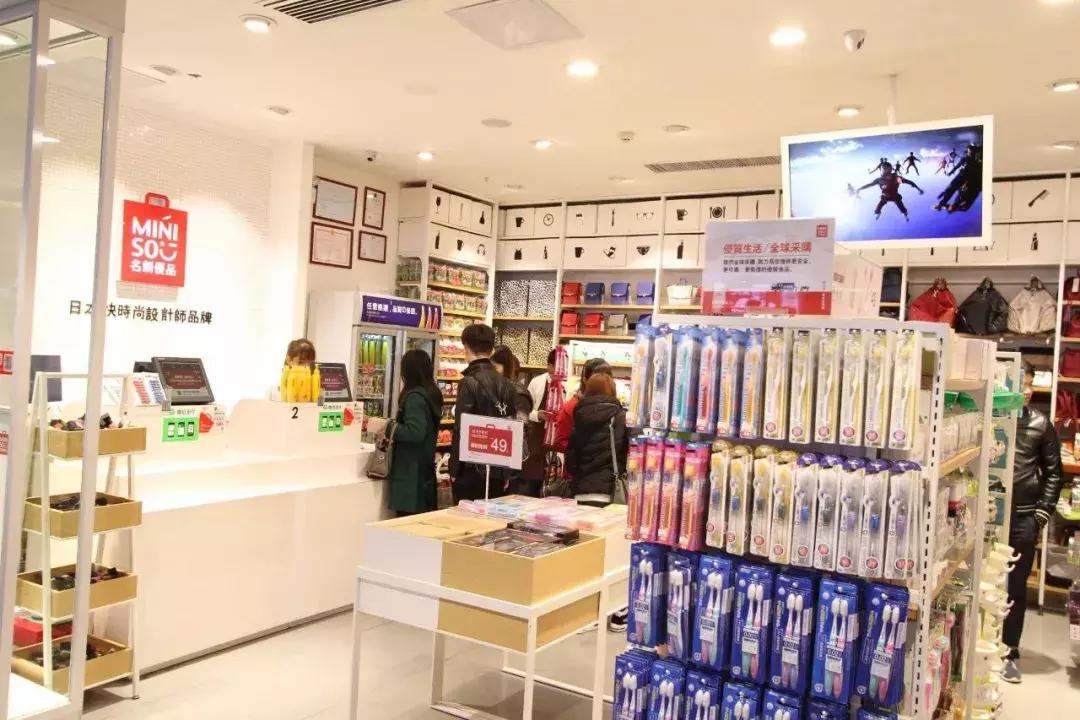 优衣库全员kaws抢衣,全员抢购优衣库kaws是真的吗