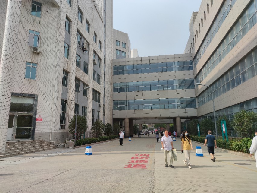 商丘蓝天白云,商丘市第一人民医院全景图