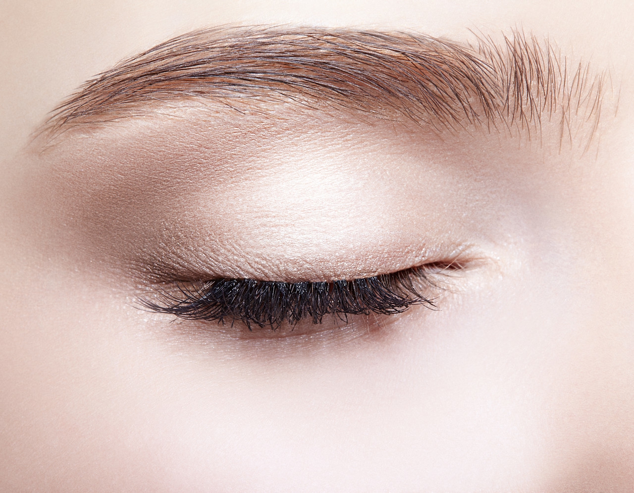 怎样才能让眉毛变得更浓密,眉毛淡怎么画眉三大步骤告诉你