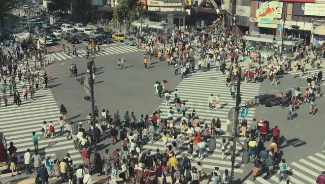 第一季惊艳第二季崩，严肃聊聊《全裸导演》