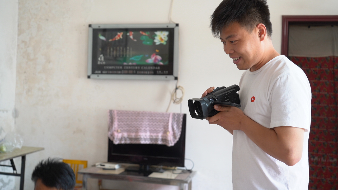 河北一小伙拍家乡风貌走红网络，为帮老乡们创收，通过短视频一年卖7万斤农产品