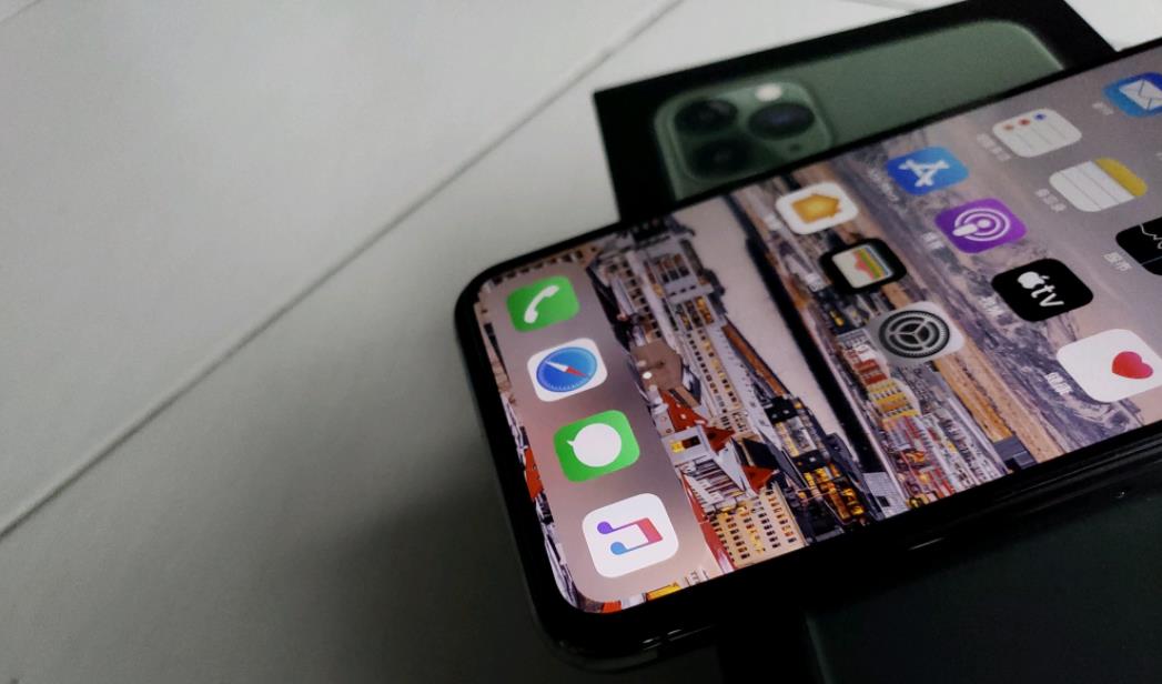 苹果11突然屏幕上侧失灵滑不动,iphone11屏幕失灵点不动怎么办