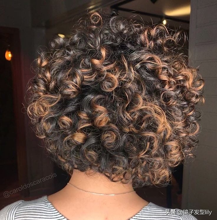 全头烫小卷好看吗40岁,今年流行的发尾烫小卷