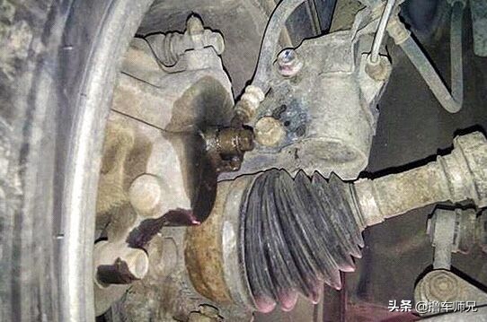 开车刹车突然咯噔一下,启动汽车时刹车踏板下沉怎么回事