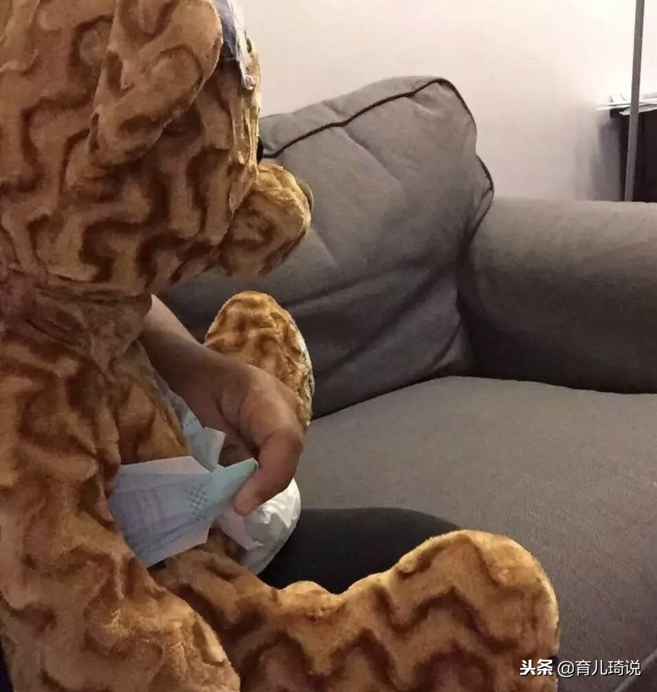 帮宝宝换尿不湿的正确方法,怎样给宝宝换尿不湿时不吐奶