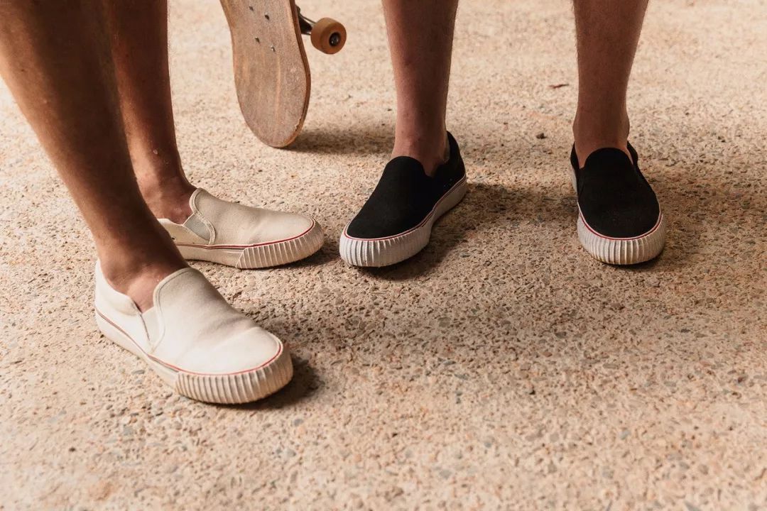 vans帆布鞋跟匡威哪个好,匡威和vans帆布鞋哪个品牌好穿