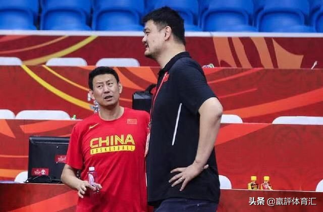 杜锋在场边都在说什么,杜锋解说赵继伟胯下传球