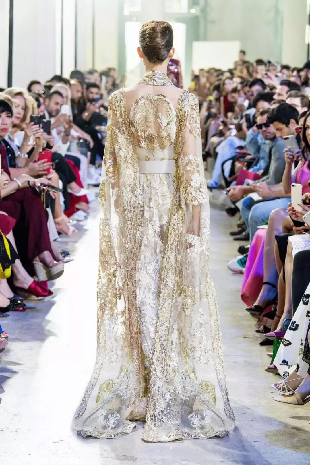 15万颗施华洛世奇水晶,eliesaab婚纱