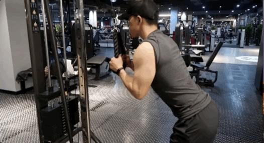 史密斯架肱三头肌训练动作,肱三头肌训练最好的三个动作