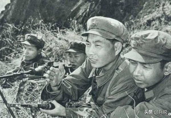 副连长发现，越军阵地细微变化：昨天插的伪装，今天蔫了